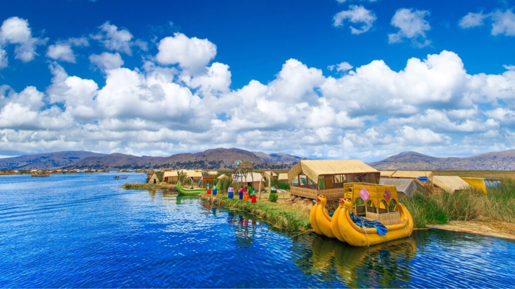 KAYAKING TO UROS ISLANDS